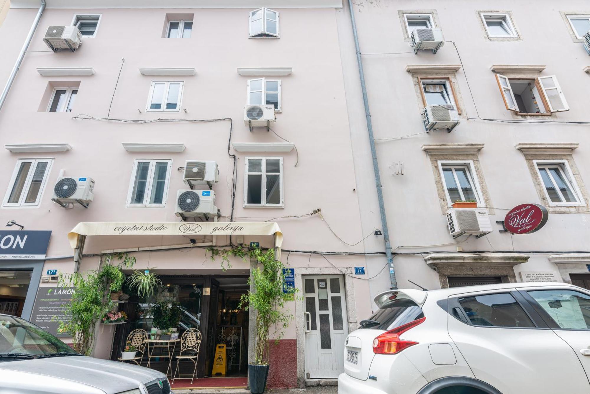 Small, Sweet & Cosy Apartments Риека Экстерьер фото